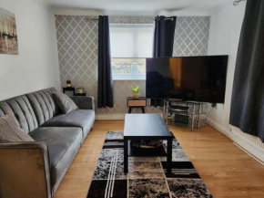Spacious Ground floor 2 bedroom 2 Bathroom Flat in Hatfield near Hertfordshire University Private Car Park Sleeps 5-6